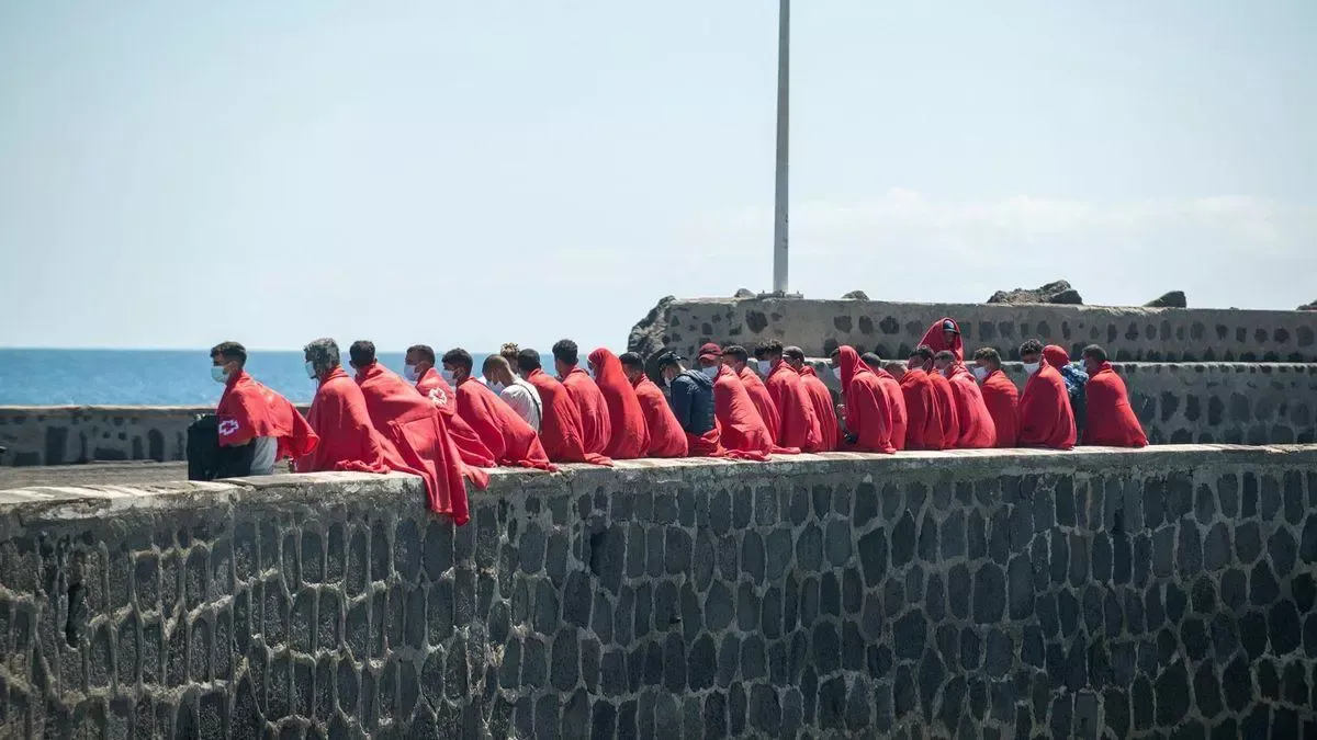 Trasladados a Lanzarote 45 inmigrantes de una embarcación neumática