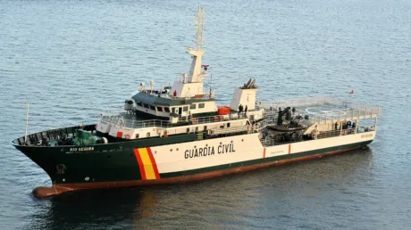 Un nuevo cayuco con 59 inmigrantes llega al muelle de La Restinga de la isla de El Hierro - septiembre 2024