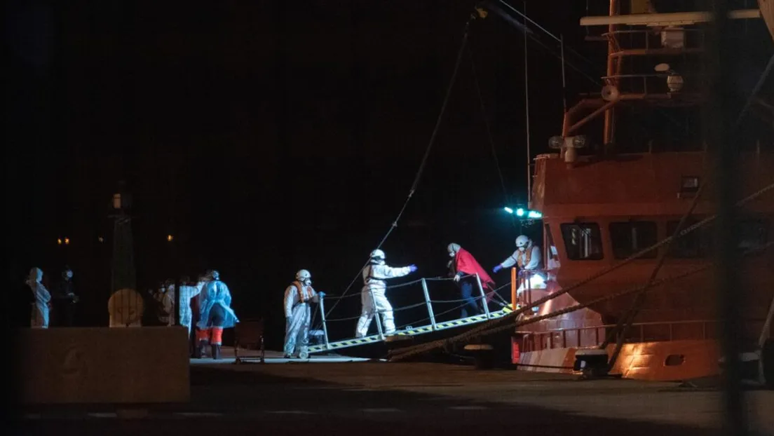 Salvamento Marítimo recoge a 57 inmigrantes de una lancha neumática al noreste de Lanzarote