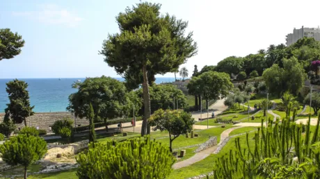 Un mena magrebí detenido en Tarragona por robar la cadena de oro a un turista tras arrancarla de su cuello - septiembre 2024