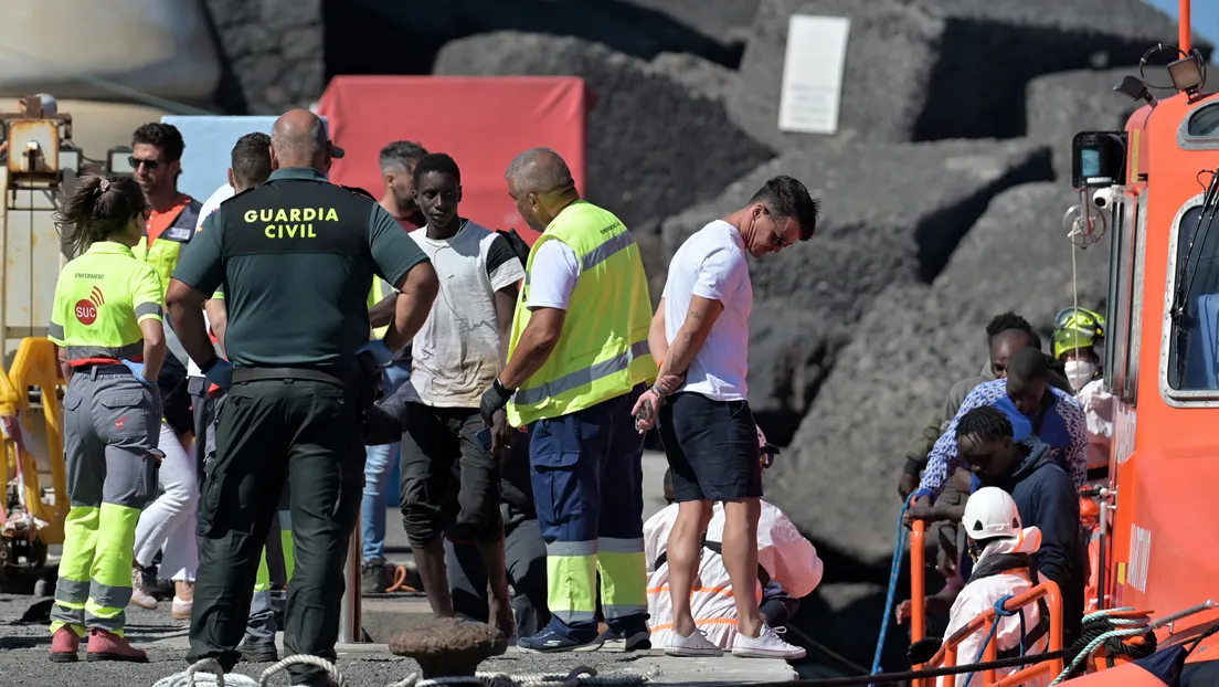 Llega un segundo cayuco con 35 inmigrantes a la isla canaria de El Hierro y se suma al primero de 77 inmigrantes