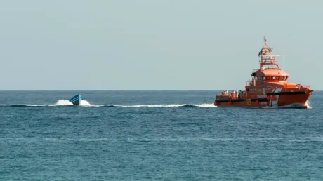 Salvamento Marítimo ha localizado el cayuco con 60 inmigrantes que estaba a la deriva desde la pasada noche - octubre 2024