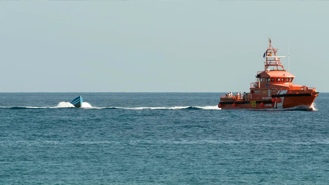 Salvamento Marítimo ha localizado el cayuco con 60 inmigrantes que estaba a la deriva desde la pasada noche