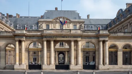 Un argelino que violó a una menor en Francia ha evitado ser deportado a su país al declarar que «se siente mujer» - octubre 2024
