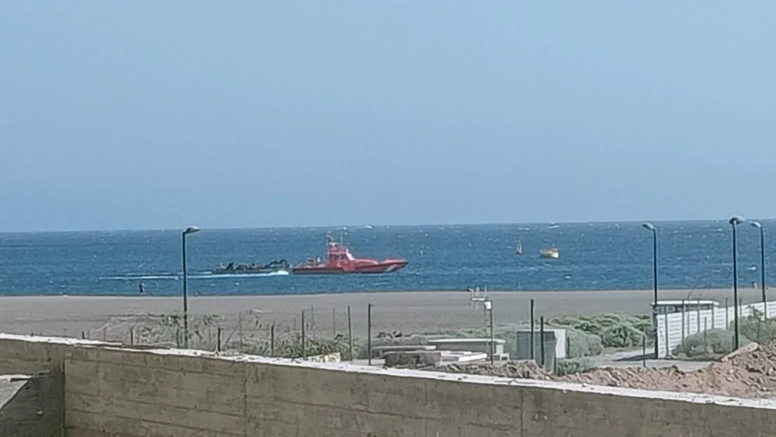 Llega un nuevo cayuco con 65 inmigrantes ilegales a bordo a la playa de La Tejita de Tenerife