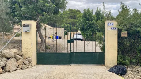 Los vecinos de Esporlas (Mallorca) denuncian que hay un chalet alquilado que alberga sin licencia a menas argelinos - octubre 2024
