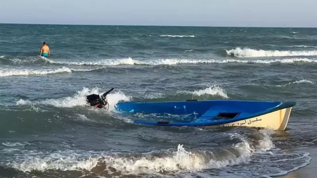 Localizada una patera con 14 inmigrantes en la playa de Los Arenales del Sol de Elche