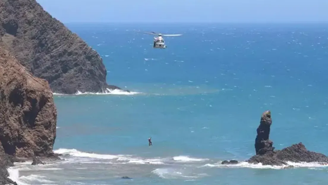 Llega una patera con 16 magrebíes a Almería y recuperan el cuerpo de un fallecido en la isla española de Alborán
