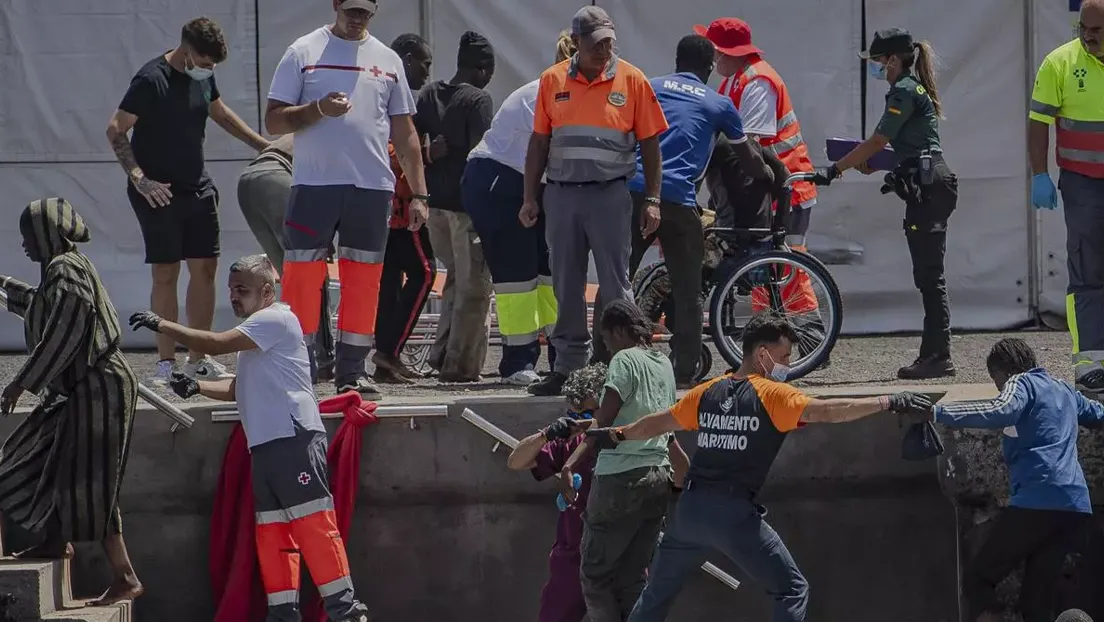 Llegan dos cayucos y dos lanchas neumáticas con 110 inmigrantes a Tenerife y El Hierro en las últimas horas