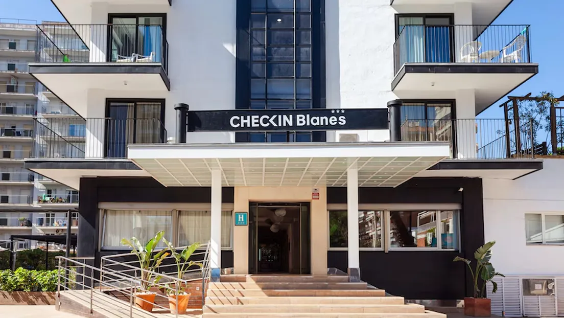 El Gobierno ha alojado a 200 inmigrantes ilegales en el Hotel Checkin Blanes de Gerona