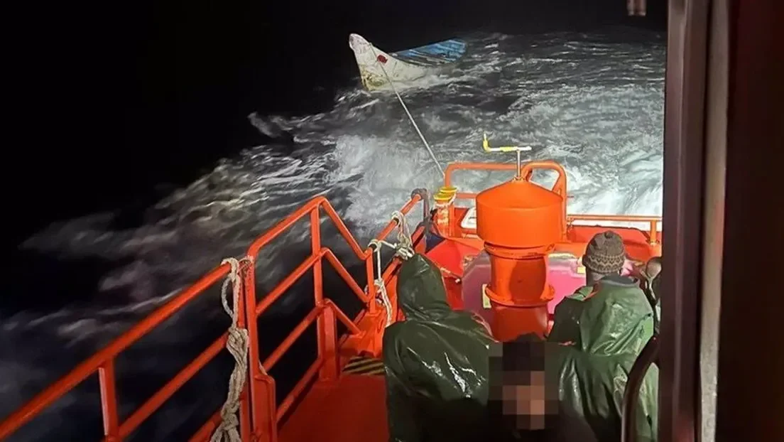 Seis cayucos con 358 inmigrantes han sido remolcados por Salvamento Marítimo hasta El Hierro y Gran Canaria
