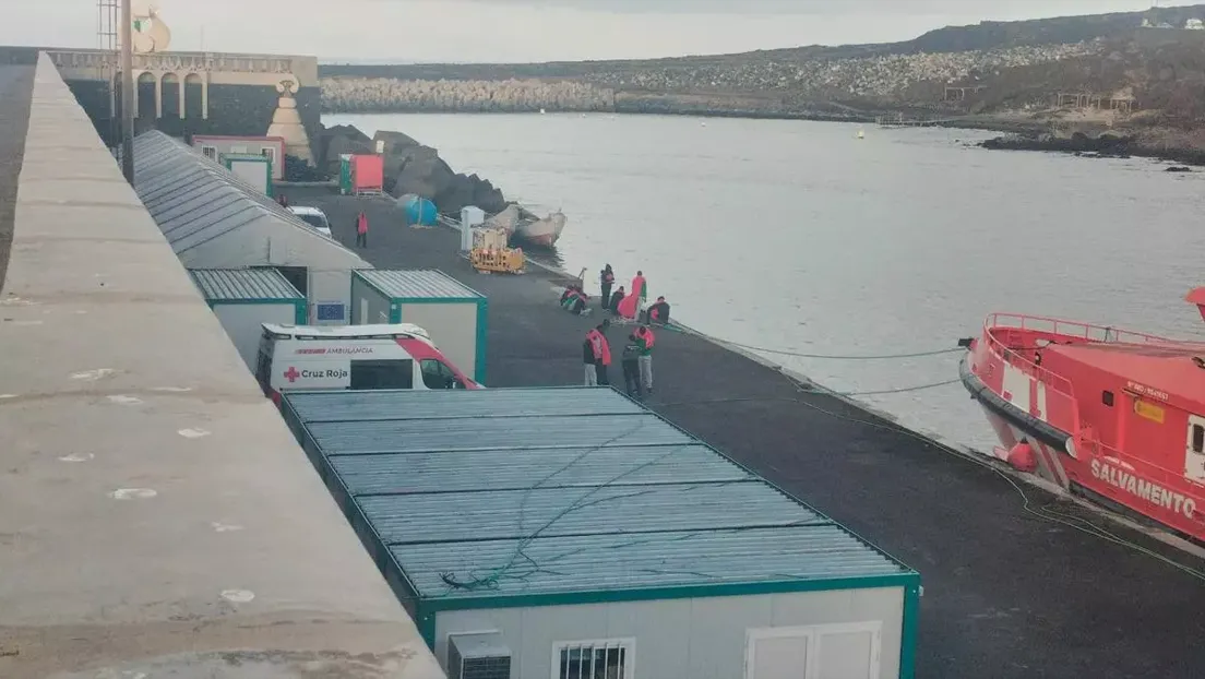 Un nuevo cayuco con 48 inmigrantes subsaharianos ha llegado este lunes a El Hierro