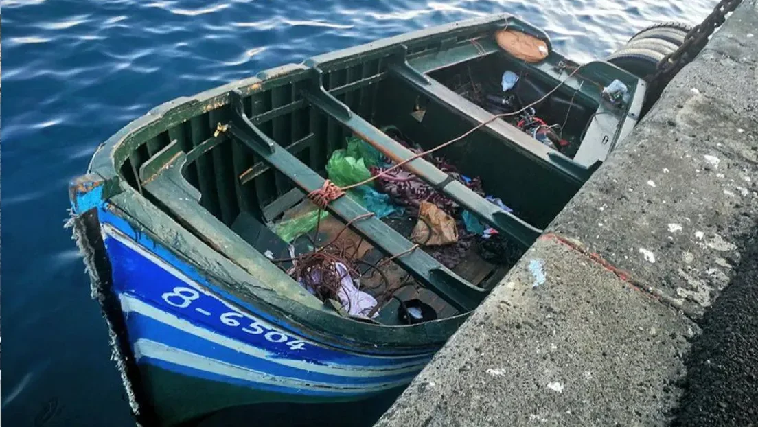 Una patera con 14 inmigrantes magrebíes alcanza por sus propios medios la playa del Corralete de Almería