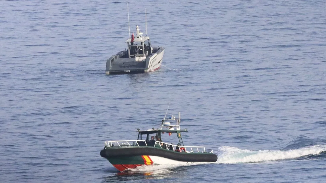 Una lancha patera embiste a una lancha de la Guardia Civil en Formentera y le lanza una garrafa de gasolina