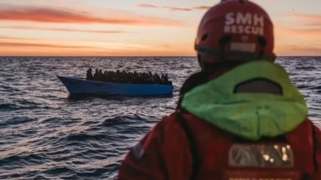 El buque español 'Aita Mari' desembarca a 108 inmigrantes africanos en la ciudad italiana de Salerno - abril 2025
