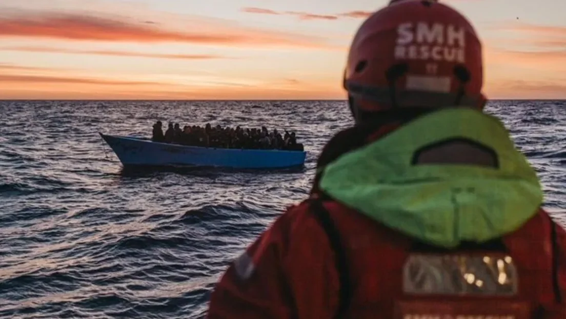 El buque español 'Aita Mari' desembarca a 108 inmigrantes africanos en la ciudad italiana de Salerno
