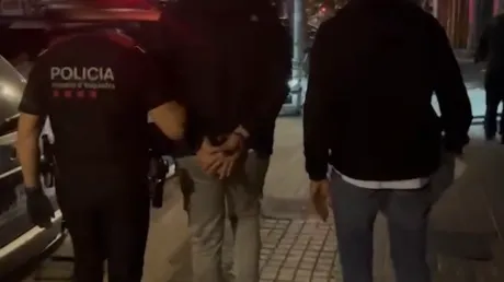 Detenidos en Barcelona cuatro sudamericanos por asaltar violentamente a turistas y extorsionarlos mediante transferencias bancarias - octubre 2024