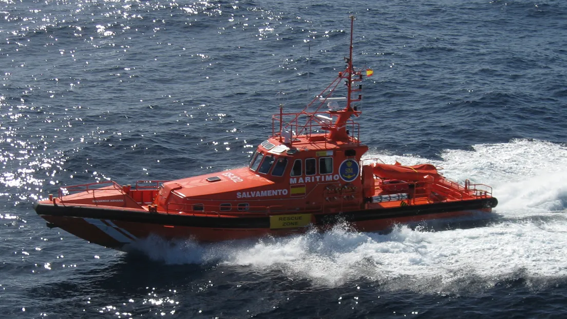 Salvamento Marítimo acompaña a un cayuco con 81 inmigrantes subsaharianos hasta El Hierro