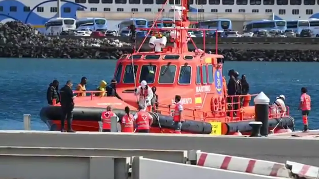 La cifra de inmigrantes llegados en las últimas horas a Canarias se eleva a 841 en 13 embarcaciones y otros dos cayucos en camino