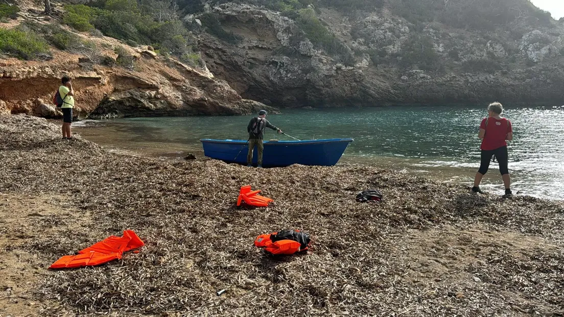 Llega a Ibiza una patera por sus propios medios con al menos 14 inmigrantes magrebíes a bordo