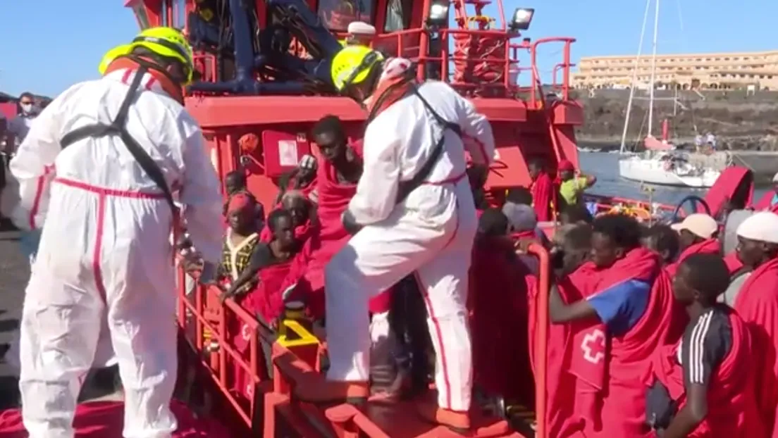 Canarias recibe este martes a 349 inmigrantes de cinco embarcaciones y a más de 3.000 inmigrantes en solo cinco días