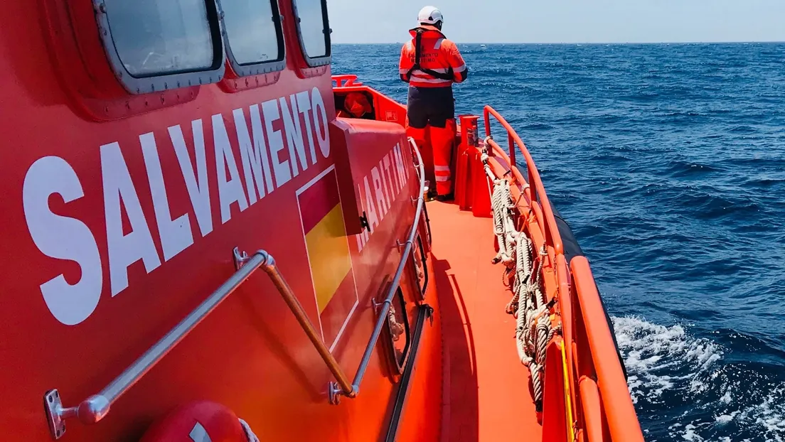 Salvamento Marítimo localiza una patera con 24 inmigrantes argelinos en Almería y los traslada a Cartagena