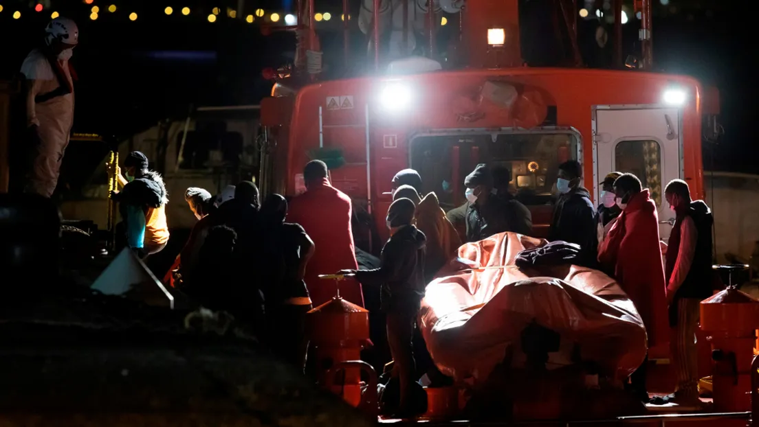 Un cuarto cayuco llegó a última hora del miércoles y elevó a 270 el número de inmigrantes llegados a Canarias en el primer día del año