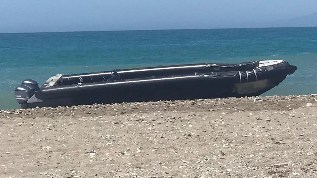 Localizan a 34 inmigrantes y dos fallecidos tras la llegada de tres supuestas pateras a El Ejido (Almería)