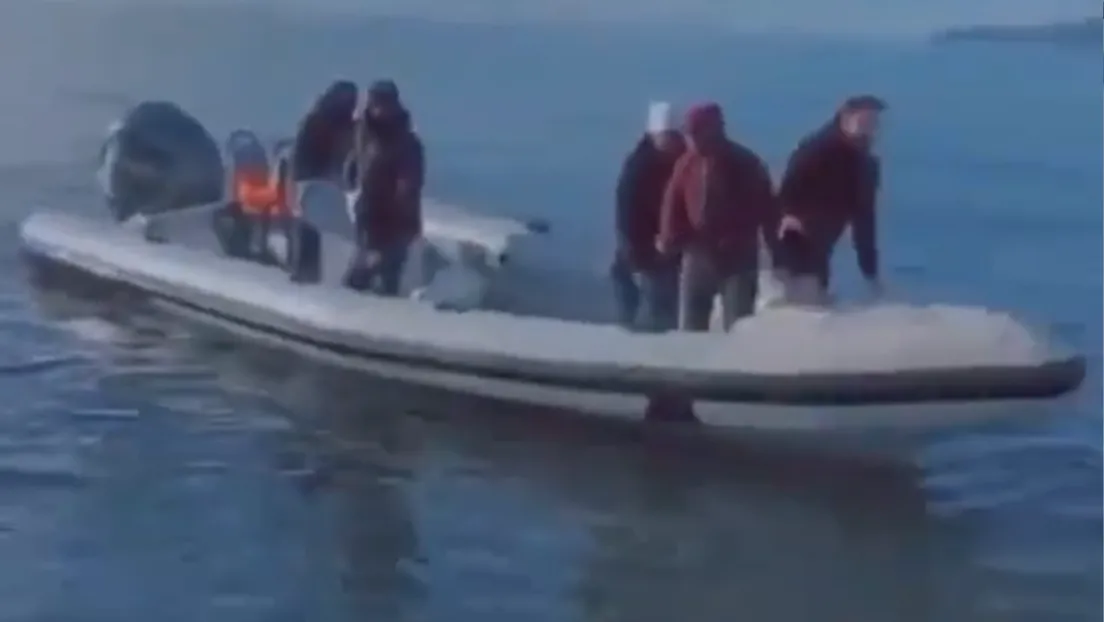 Nuevo desembarco de un grupo de argelinos en una playa española tras su llegada a toda velocidad en una «patera-taxi»