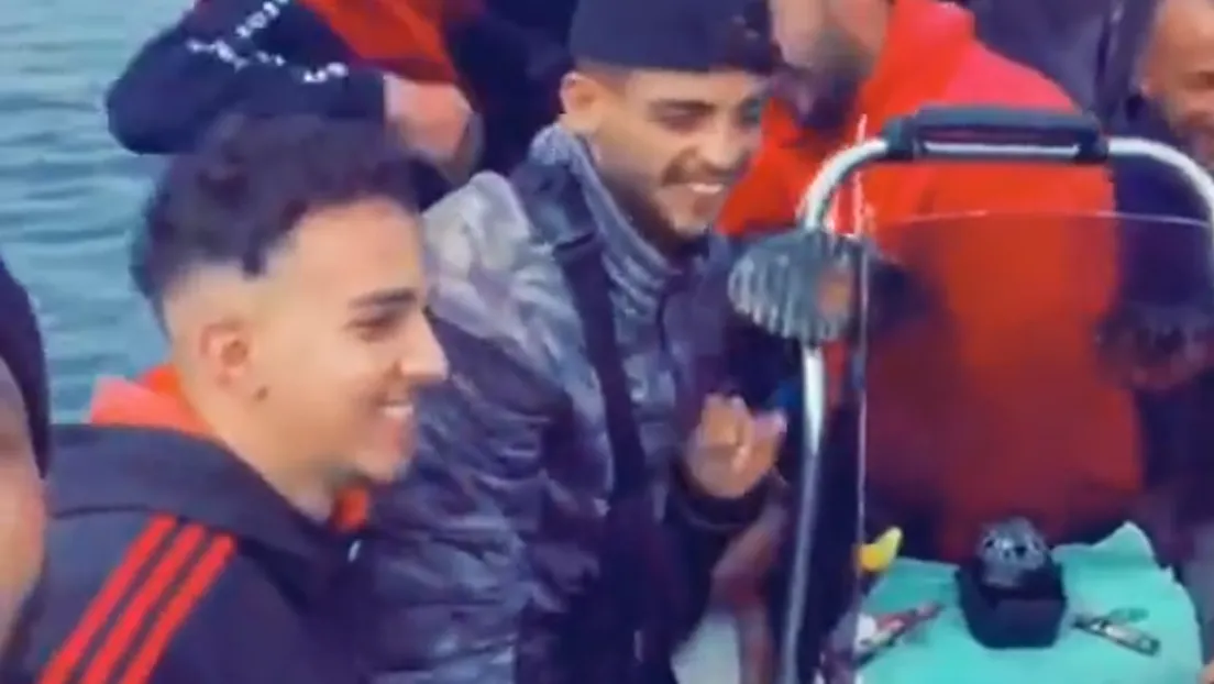 Esta patera llena de inmigrantes argelinos partió desde la ciudad de Mostaganem (Argelia) con rumbo a España