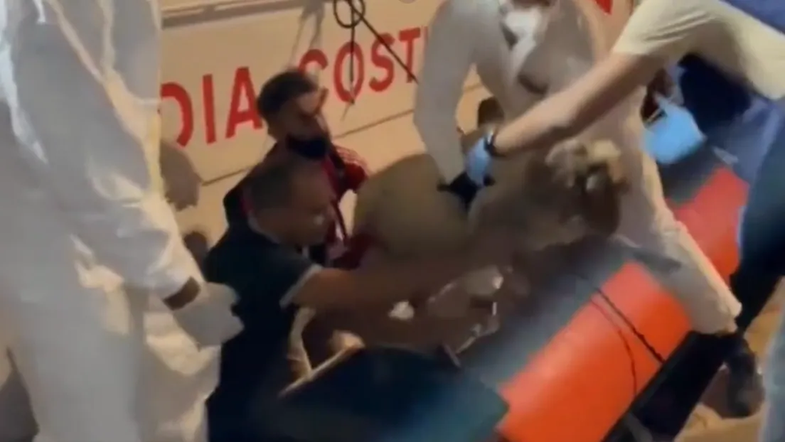 Inmigrantes desembarcaron de una patera en la isla italiana de Lampedusa acompañados de una oveja