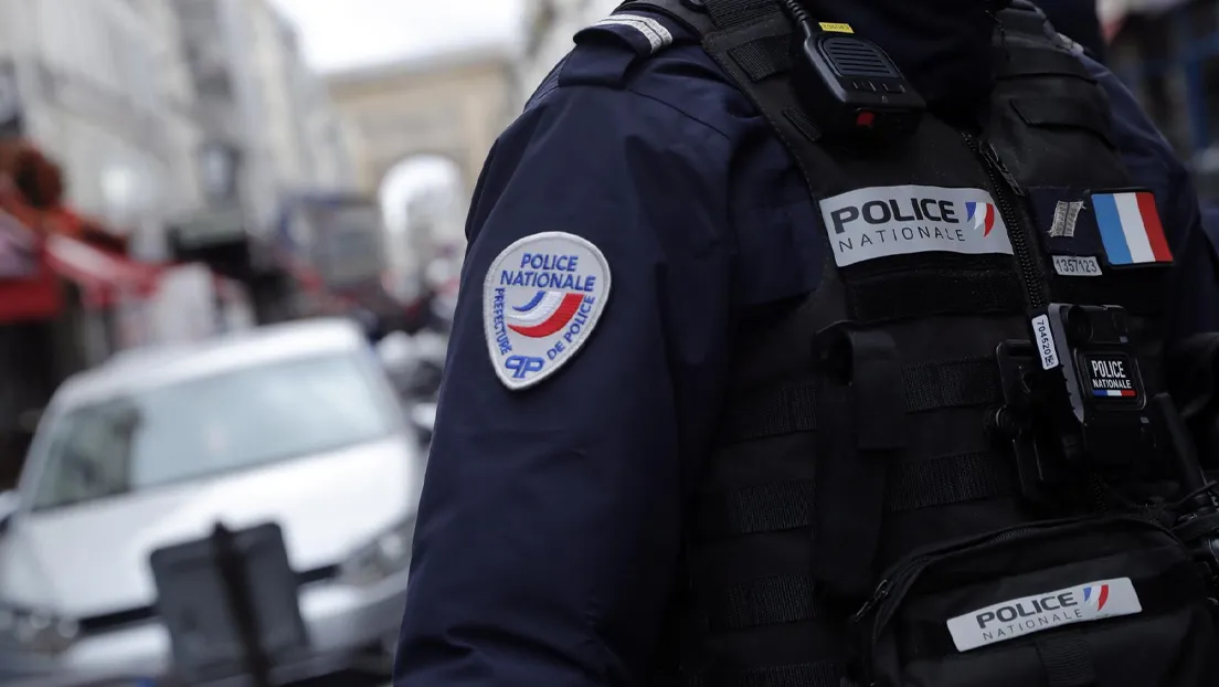 Dos policías heridos en París por un inmigrante argelino racista que insultó, agredió y amenazó a los agentes: «mono negro, te voy a matar»