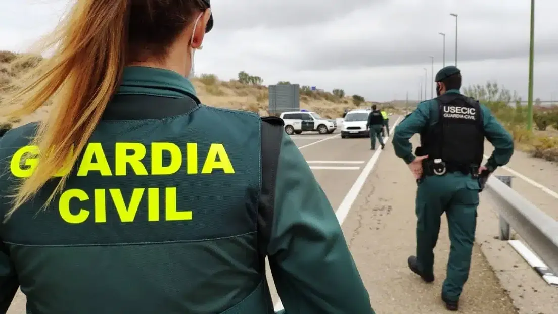 La Guardia Civil localiza en Mijas a un fugitivo magrebí buscando por la Interpol y tanto él como su novia agreden a los agentes