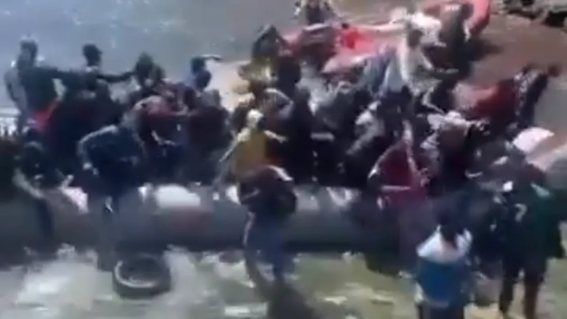 Dos embarcaciones desembarcan a grandes grupos de inmigrantes ilegales en una playa de Lanzarote