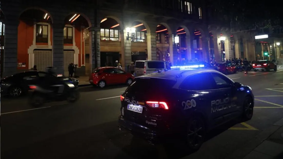Dos norteafricanos le rompen la tibia a un hostelero tras resistirse de un robo en su bar en Gijón