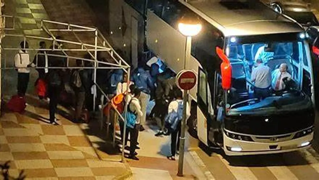El Gobierno de Sánchez aloja sin previo aviso a 300 inmigrantes subsaharianos en hoteles de Calella (Barcelona) con ayuda de Cruz Roja