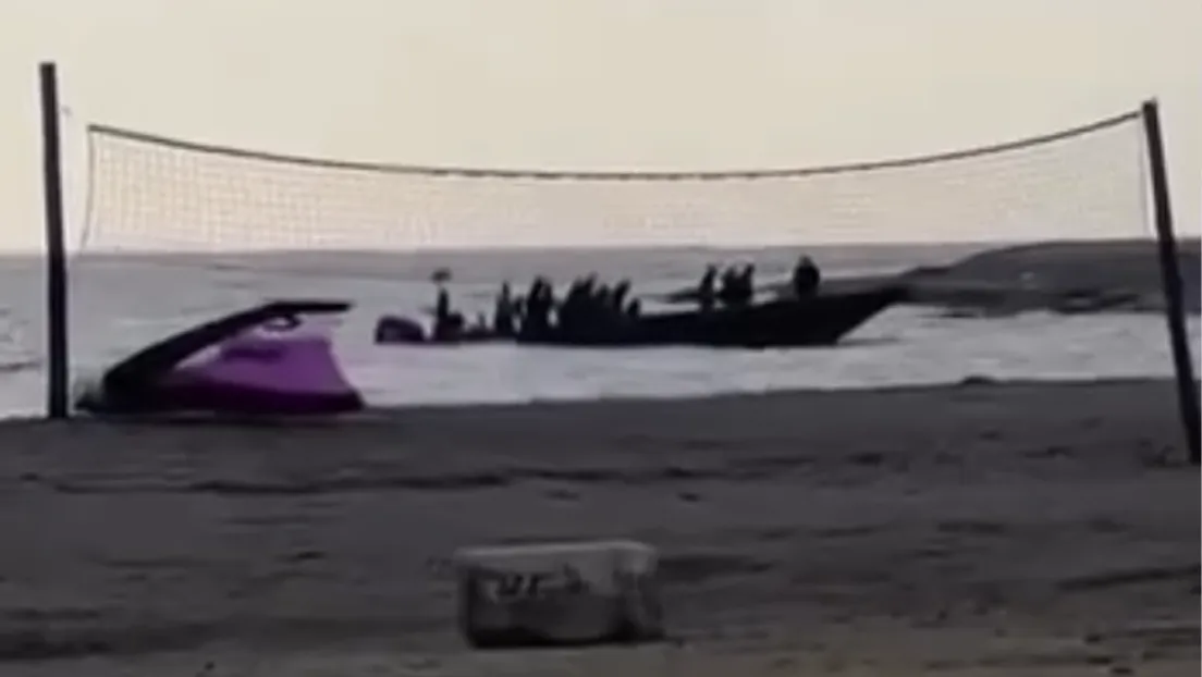Un grupo de inmigrantes africanos desembarcan en una playa de El Ejido (Almería) a bordo de una «patera-taxi»