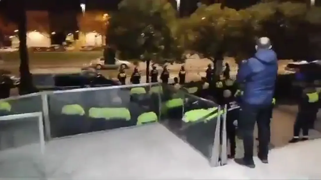 Inmigrantes ilegales manteros protagonizan disturbios en Sevilla e intentan asaltar la Jefatura de la Policía Local tras la muerte de uno de ellos en el río