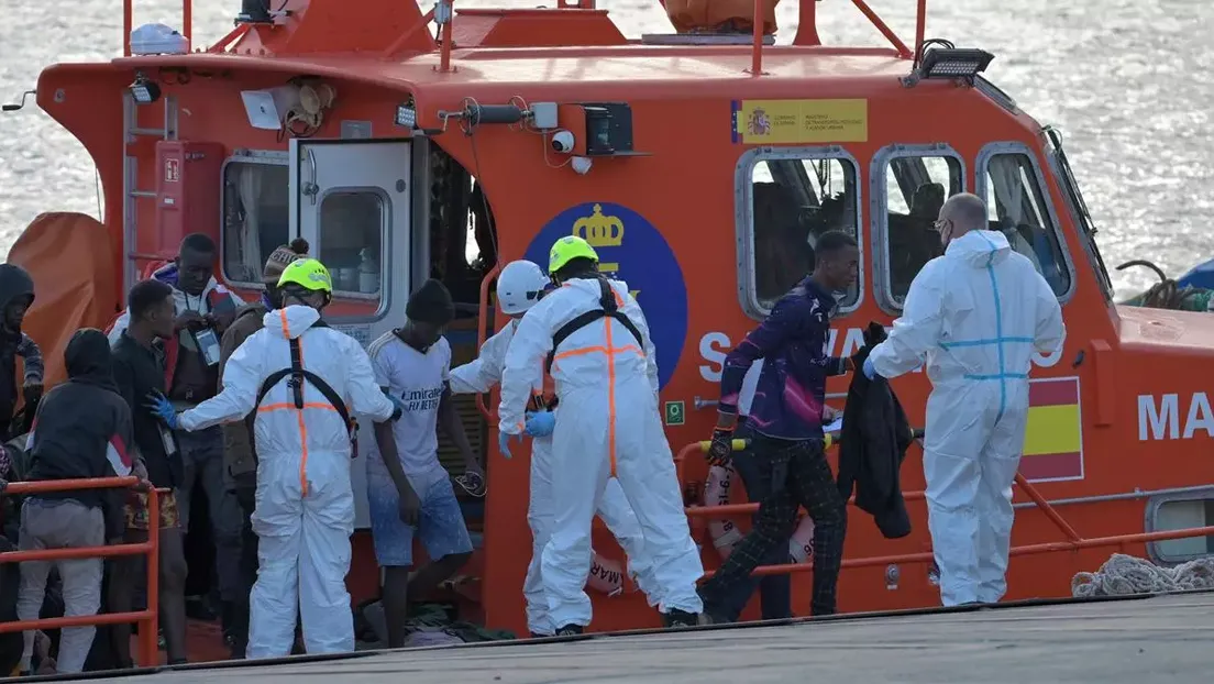 Un cayuco con 59 inmigrantes ha sido remolcado este jueves por Salvamento Marítimo hasta El Hierro (Canarias)