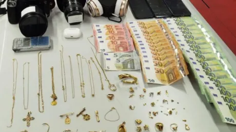Detenidos dos argelinos en un hostal de Barcelona por robar más de 10.000 euros en móviles, joyas y otros objetos - enero 2025