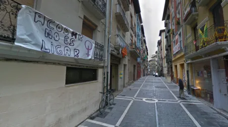 Tres trabajadores de una empresa de construcción sorprenden a un magrebí robando un iPhone en Pamplona y le dan una paliza - enero 2025