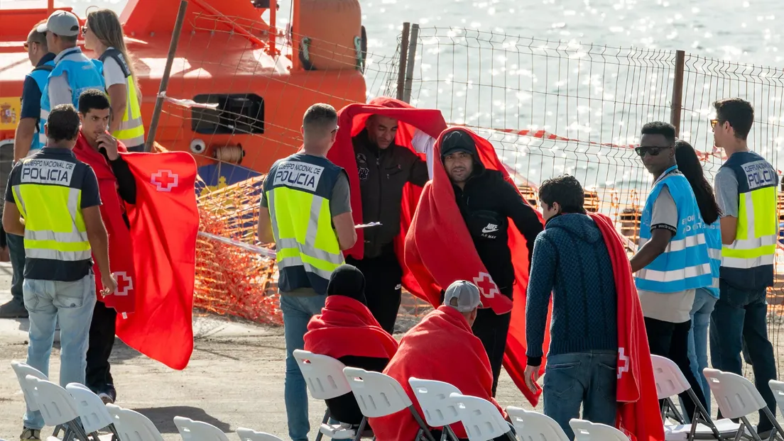 Salvamento Marítimo recoge dos pateras con 114 inmigrantes en aguas marroquíes por petición de Marruecos y un cayuco con 73 cerca de El Hierro