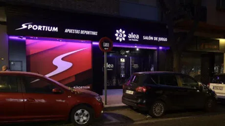 Cuatro encapuchados atracan con machete un salón de juegos en Zaragoza y los detienen tras regresar al local días después como clientes - enero 2025