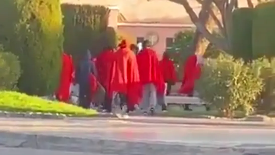 Inmigrantes ilegales magrebíes recién llegados en patera caminan libremente por Palma de Mallorca con mantas de Cruz Roja