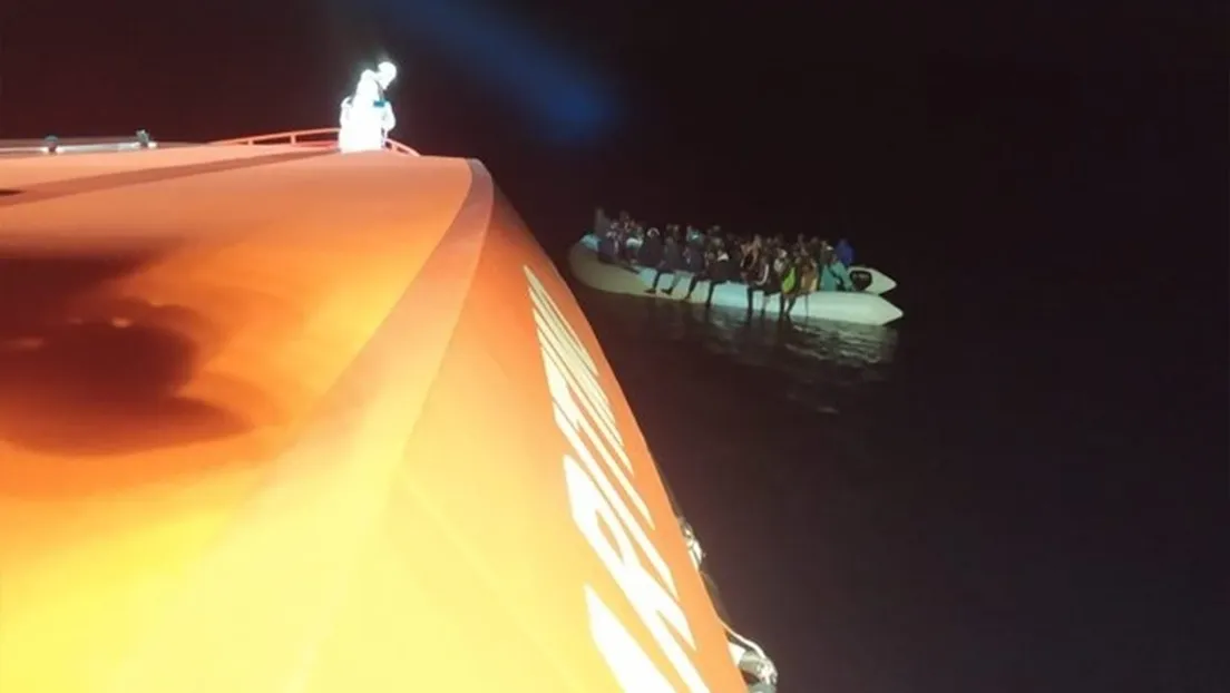 Salvamento Marítimo recoge dos neumáticas con unos 140 inmigrantes en Lanzarote y un cayuco con alrededor de 150 en El Hierro