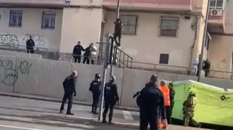 Detenido un marroquí en Alicante tras subirse a un semáforo armado con cristales y agredir a la Policía - enero 2025