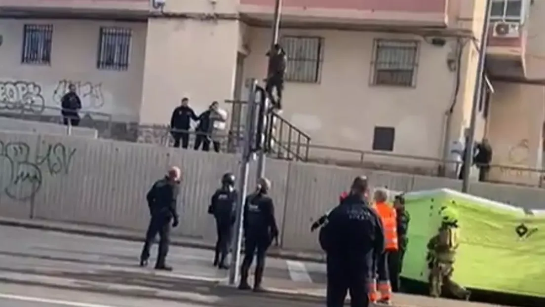 Detenido un marroquí en Alicante tras subirse a un semáforo armado con cristales y agredir a la Policía
