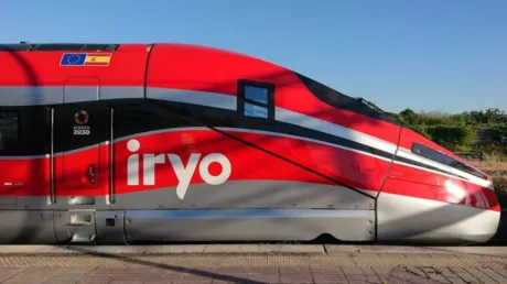 Grafitero marroquí detiene un tren de alta velocidad Madrid-Barcelona usando el freno de emergencia para pintar el vagón del conductor - enero 2025