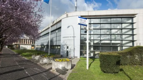 Un inmigrante argelino con orden de expulsión de Francia fue arrestado tras intentar robar un vehículo policial y herir a un agente - enero 2025