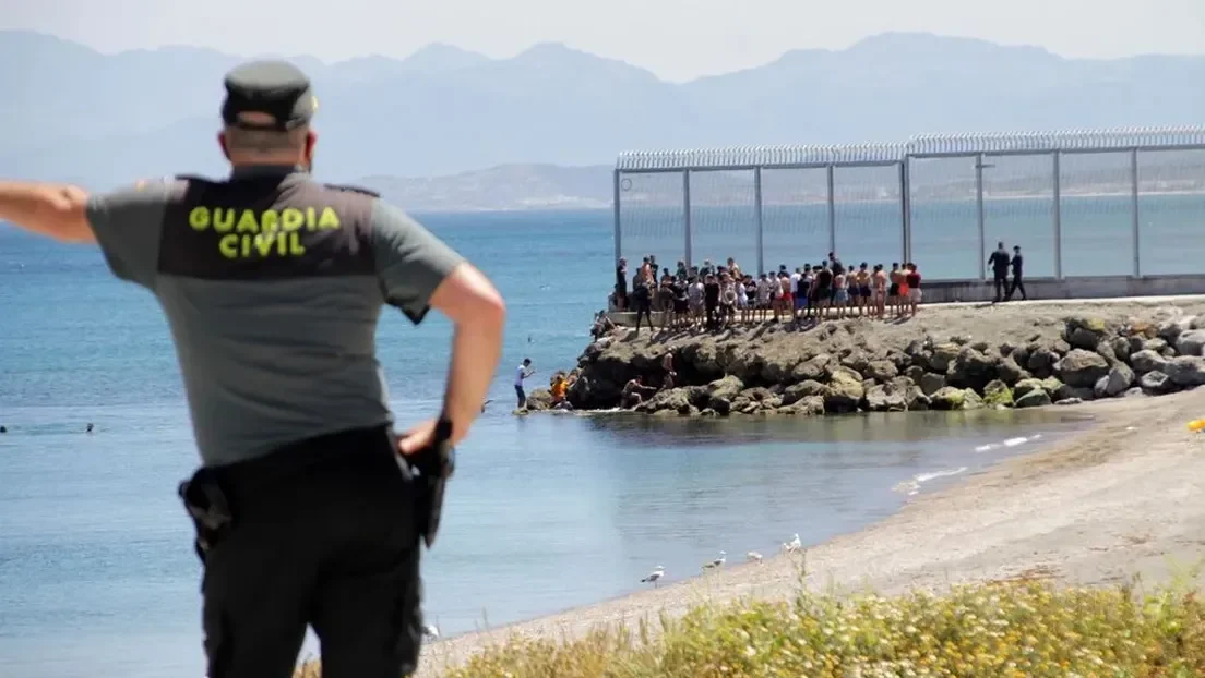 La Guardia Civil detiene en Ceuta a un marroquí y a un español por fingir pescar mientras ocultaban 220 kilos de hachís